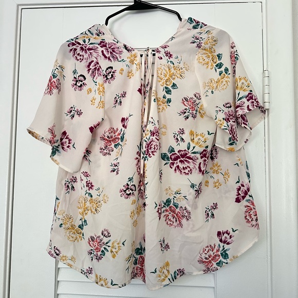 Lush tie back floral top size medium. - Picture 2 of 3